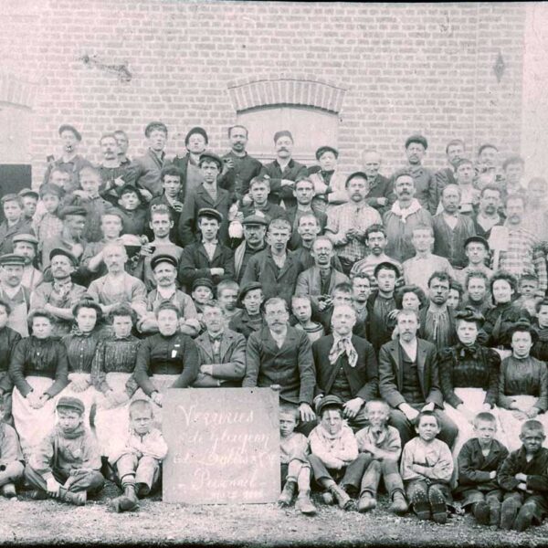 Le personnel des Verreries de Glageon, Dubois & Cie., posant devant l&rsquo;usine